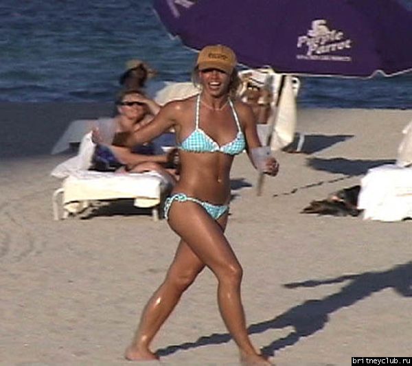 Бритни на пляже в Майями0003[1]~0.jpg(Бритни Спирс, Britney Spears)